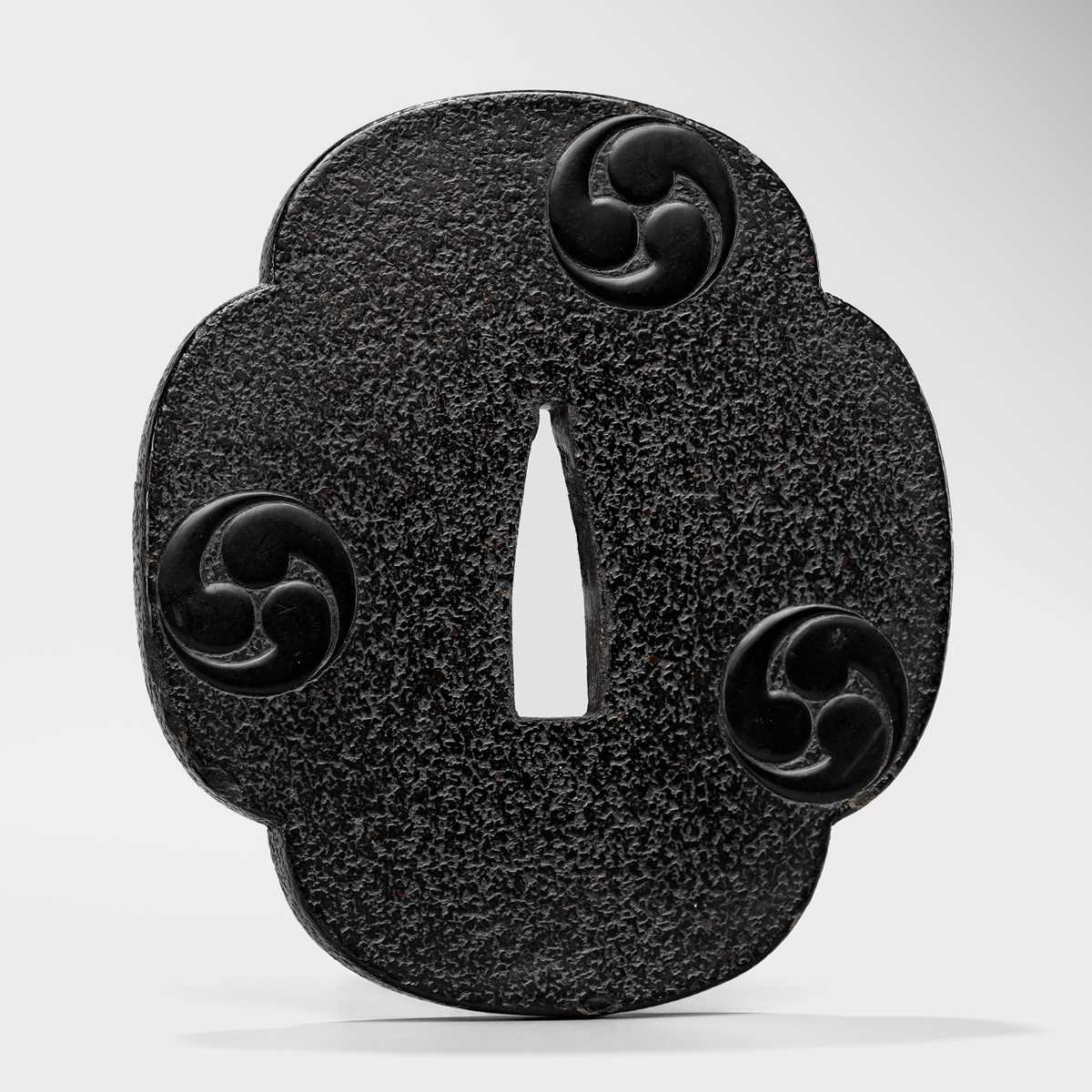 Lot 94 - A FINE LACQUERED WOOD TSUBA WITH MITSUTOMO-E MON