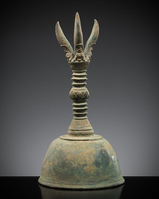 Lot 464 - A BRONZE VAJRAGHANTA, LONTJENG, JAVA, 12TH CENTURY