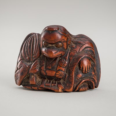 Lot 1318 - A FINE WOOD NETSUKE OF A KARASU TENGU