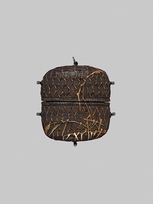 Lot 51 - GYOKUZAN: AN UNUSUAL SINGLE-CASE LACQUER INRO IN THE FORM OF A JAKAGO BASKET