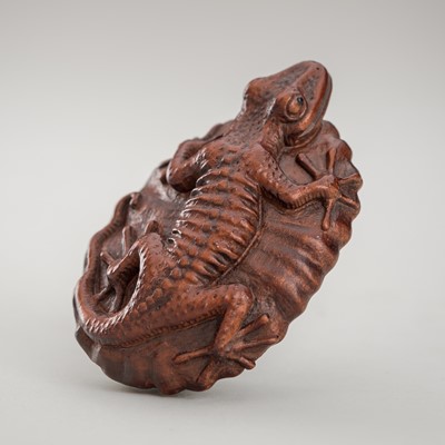 Lot 1358 - VADYM PYVOVAR: A WOOD NETSUKE OF A LIZARD ON MUSHROOM