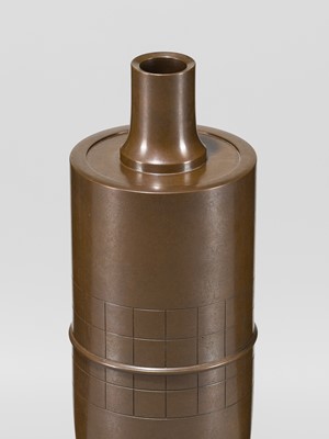 Lot 73 - HASUDA SHUGORO: A FINE BRONZE ‘SPINNING TOP’ FLOWER VASE