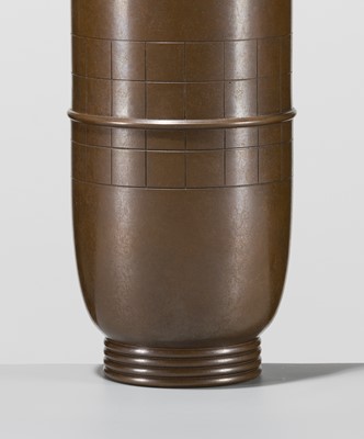 Lot 73 - HASUDA SHUGORO: A FINE BRONZE ‘SPINNING TOP’ FLOWER VASE