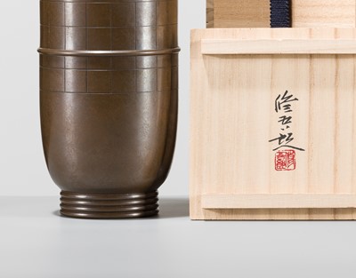 Lot 73 - HASUDA SHUGORO: A FINE BRONZE ‘SPINNING TOP’ FLOWER VASE