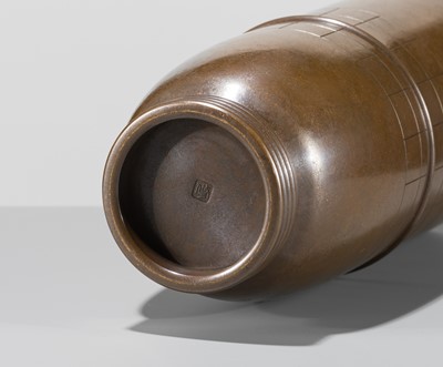 Lot 73 - HASUDA SHUGORO: A FINE BRONZE ‘SPINNING TOP’ FLOWER VASE