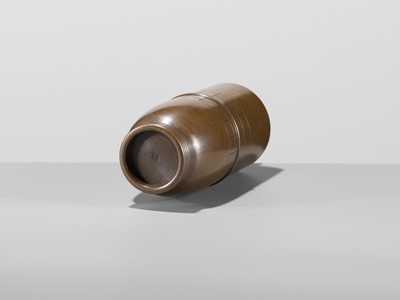 Lot 73 - HASUDA SHUGORO: A FINE BRONZE ‘SPINNING TOP’ FLOWER VASE