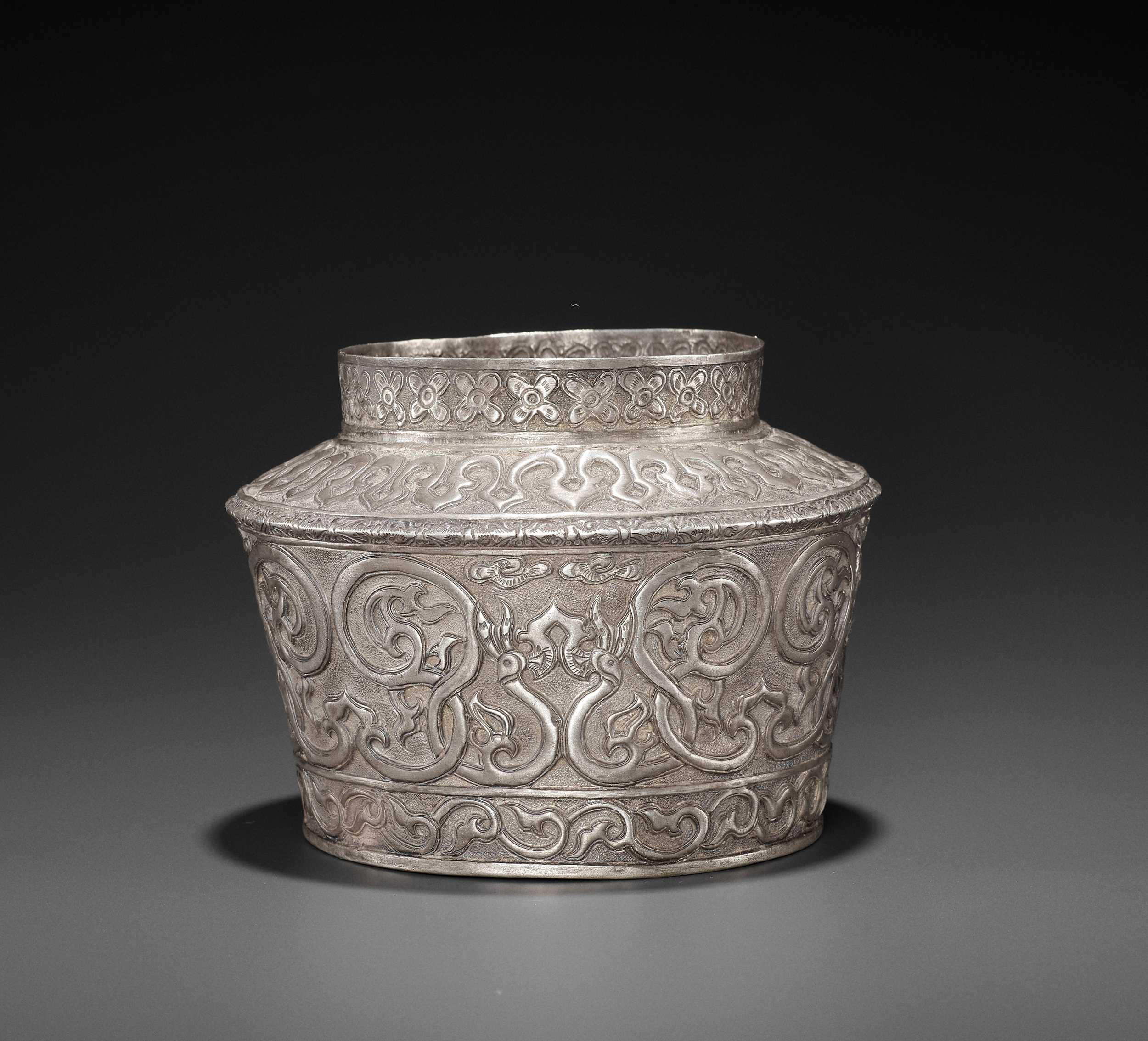 Lot 553 - AN EXTREMELY RARE AND FINE CHAM SILVER REPOUSSÉ BOWL WITH PHOENIXES