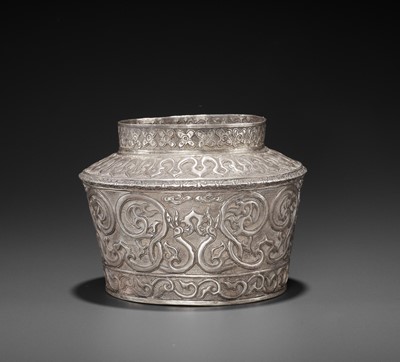 Lot 553 - AN EXTREMELY RARE AND FINE CHAM SILVER REPOUSSÉ BOWL WITH PHOENIXES