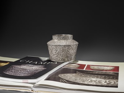 Lot 553 - AN EXTREMELY RARE AND FINE CHAM SILVER REPOUSSÉ BOWL WITH PHOENIXES