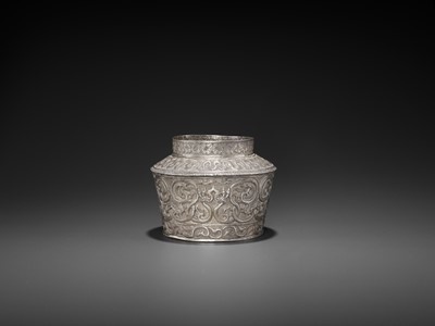 Lot 553 - AN EXTREMELY RARE AND FINE CHAM SILVER REPOUSSÉ BOWL WITH PHOENIXES