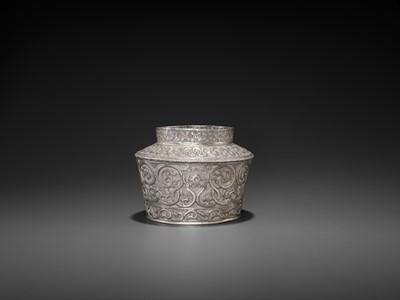 Lot 553 - AN EXTREMELY RARE AND FINE CHAM SILVER REPOUSSÉ BOWL WITH PHOENIXES