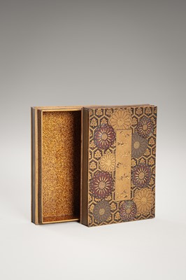 Lot 102 - A FINE LACQUERED KOBAKO (SMALL BOX) AND COVER WITH CHRYSANTHEMUMS