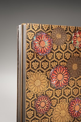 Lot 102 - A FINE LACQUERED KOBAKO (SMALL BOX) AND COVER WITH CHRYSANTHEMUMS