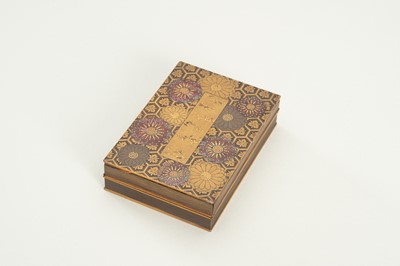 Lot 102 - A FINE LACQUERED KOBAKO (SMALL BOX) AND COVER WITH CHRYSANTHEMUMS