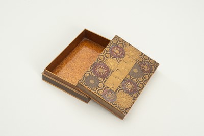 Lot 102 - A FINE LACQUERED KOBAKO (SMALL BOX) AND COVER WITH CHRYSANTHEMUMS