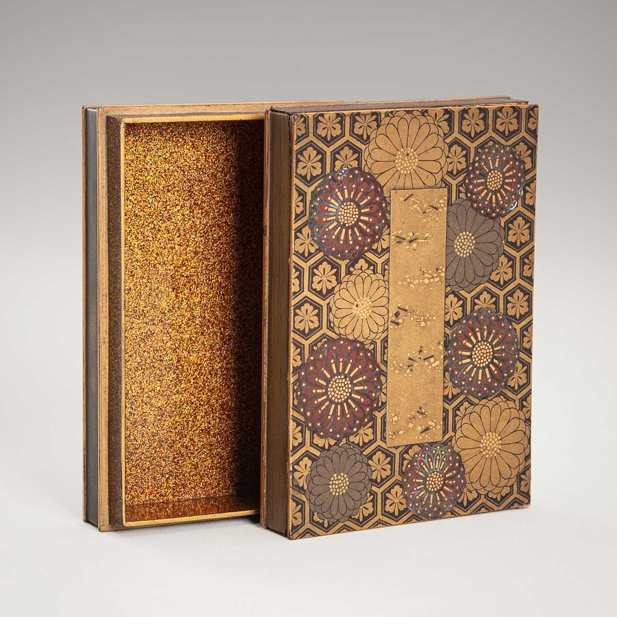 Lot 102 - A FINE LACQUERED KOBAKO (SMALL BOX) AND COVER WITH CHRYSANTHEMUMS
