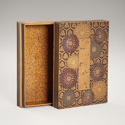 Lot 102 - A FINE LACQUERED KOBAKO (SMALL BOX) AND COVER WITH CHRYSANTHEMUMS