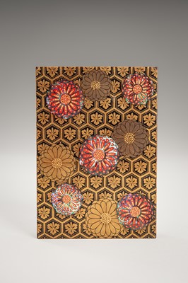 Lot 102 - A FINE LACQUERED KOBAKO (SMALL BOX) AND COVER WITH CHRYSANTHEMUMS