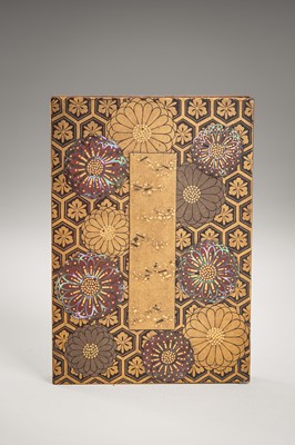 Lot 102 - A FINE LACQUERED KOBAKO (SMALL BOX) AND COVER WITH CHRYSANTHEMUMS