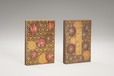 Lot 102 - A FINE LACQUERED KOBAKO (SMALL BOX) AND COVER WITH CHRYSANTHEMUMS