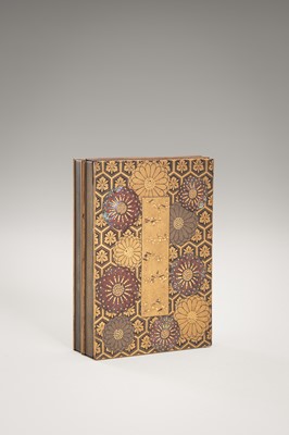 Lot 102 - A FINE LACQUERED KOBAKO (SMALL BOX) AND COVER WITH CHRYSANTHEMUMS
