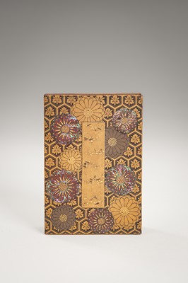 Lot 102 - A FINE LACQUERED KOBAKO (SMALL BOX) AND COVER WITH CHRYSANTHEMUMS