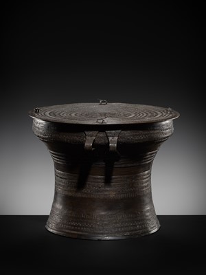 Lot 661 - A BRONZE RAIN DRUM, KAREN PEOPLE, REGION OF MYANMAR AND THAILAND, 19TH CENTURY OR EARLIER
