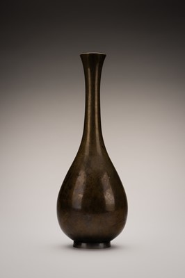 Lot 53 - HIDENAO: AN INLAID BRONZE VASE WITH A FALCON