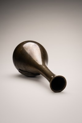 Lot 53 - HIDENAO: AN INLAID BRONZE VASE WITH A FALCON