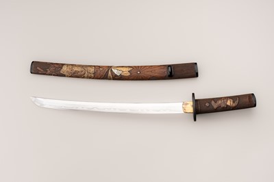 Lot 524 - A WAKIZASHI IN A GILT AND INLAID WOOD KOSHIRAE