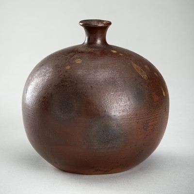 Lot 1940 - A CERAMIC BROWN-GLAZED JAR