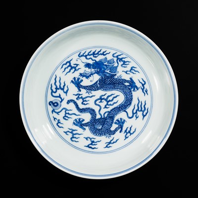 Lot 549 - AN IMPERIAL BLUE AND WHITE ‘DRAGON’ DISH, JIAQING MARK AND PERIOD