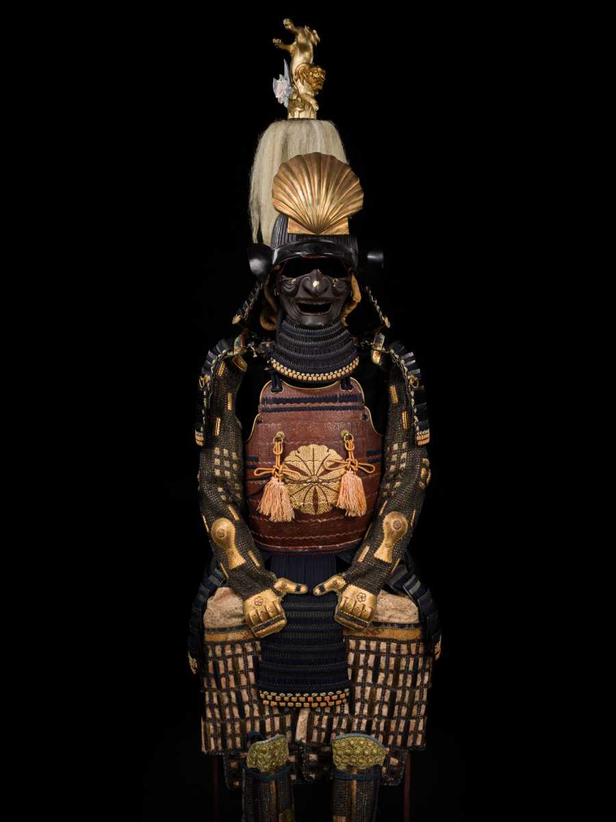 Lot 136 - A DANGAE-DO GUSOKU (ARMOR) WITH MITSU ICHO MON, WITH SUJIBACHI KABUTO AND ITAYAGAI MAEDATE, AND A SASHIMONO WITH SHISHI