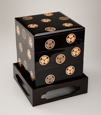 Lot 128 - A STACKABLE LACQUER BOX WITH AOI MON AND MATCHING TRAY