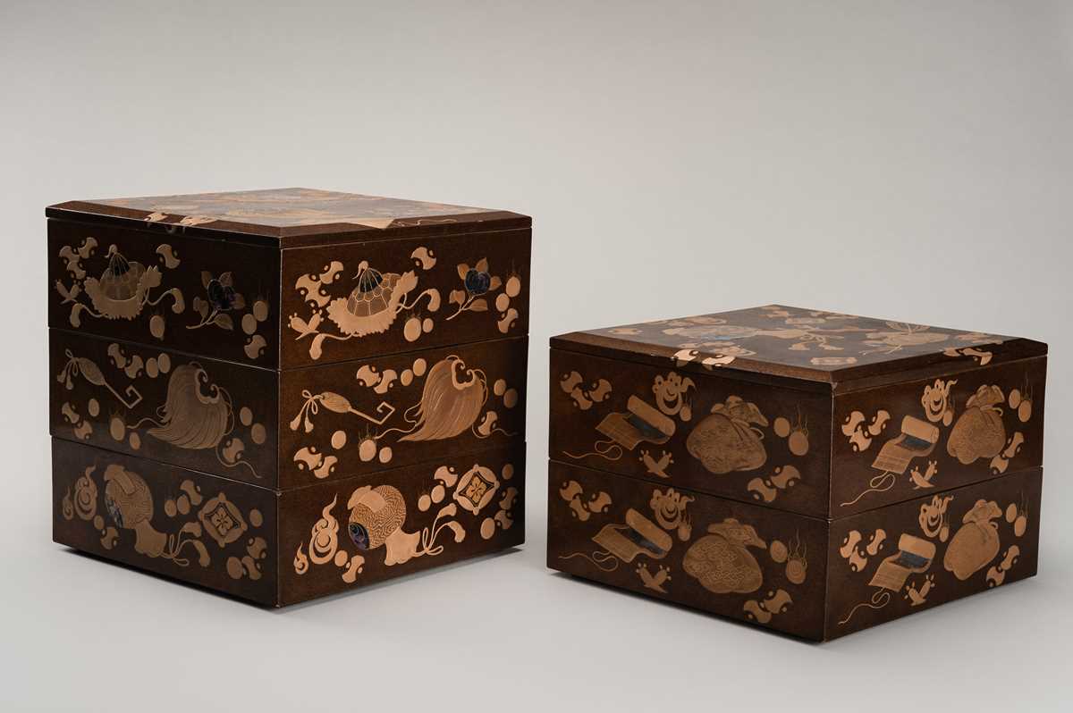 Lot 143 - A FINE SET OF TWO STACKABLE LACQUER BOXES WITH THE ‘EIGHT IMMORTALS’ ATTRIBUTES