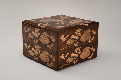 Lot 143 - A FINE SET OF TWO STACKABLE LACQUER BOXES WITH THE ‘EIGHT IMMORTALS’ ATTRIBUTES