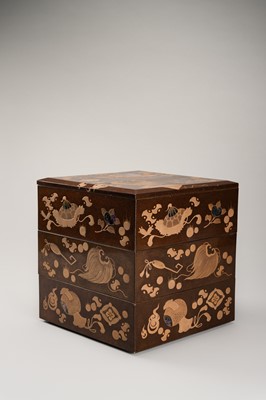 Lot 143 - A FINE SET OF TWO STACKABLE LACQUER BOXES WITH THE ‘EIGHT IMMORTALS’ ATTRIBUTES