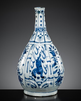 Lot 260 - A BLUE AND WHITE ‘KRAAK’ PEAR-SHAPED VASE, WANLI PERIOD