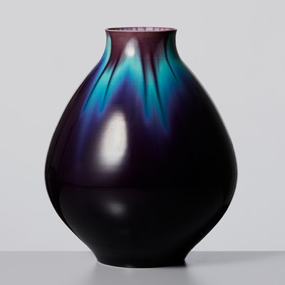 Lot 219 - TOKUDA YASOKICHI III: A FINE KUTANI GLAZED PORCELAIN VASE