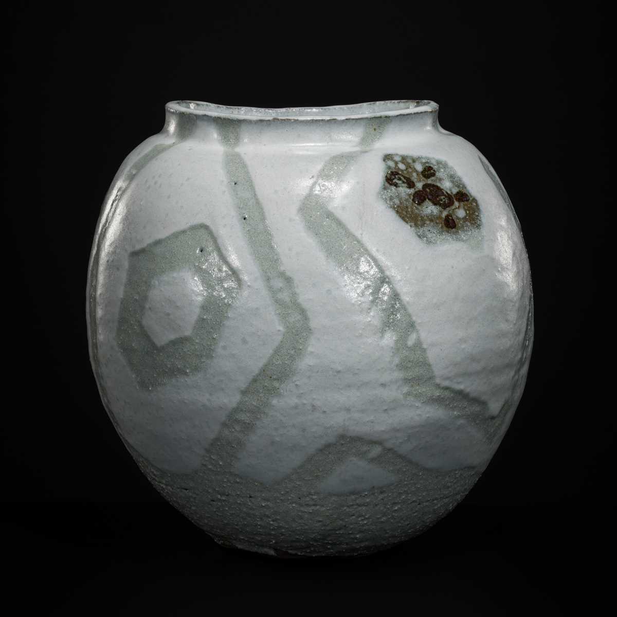 Lot 188 - SHIMIZU YASUTAKA: A HAGI WARE CERAMIC VASE