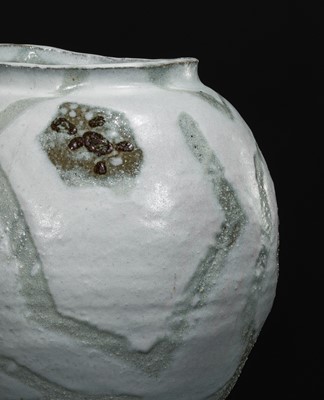 Lot 188 - SHIMIZU YASUTAKA: A HAGI WARE CERAMIC VASE