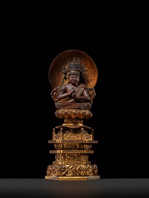 Lot 72 - A GILT WOOD FIGURE OF DAINICHI NYORAI, EDO PERIOD