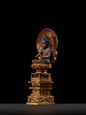 Lot 72 - A GILT WOOD FIGURE OF DAINICHI NYORAI, EDO PERIOD