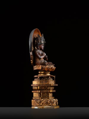 Lot 72 - A GILT WOOD FIGURE OF DAINICHI NYORAI, EDO PERIOD