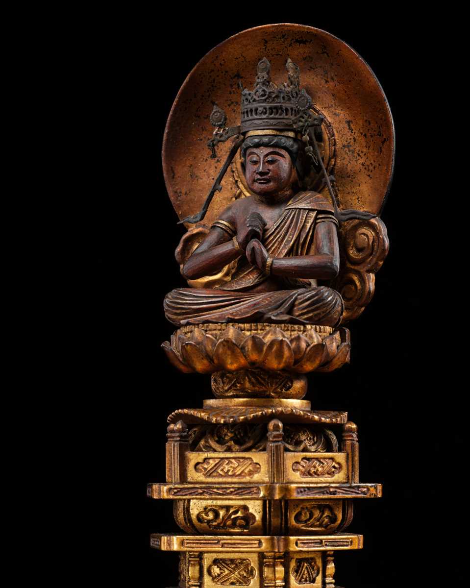 Lot 72 - A GILT WOOD FIGURE OF DAINICHI NYORAI, EDO PERIOD