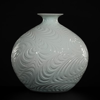 Lot 218 - FUROKATA YUKIO: A LARGE WHITE-GLAZED CERAMIC ‘CLOUD’ VASE