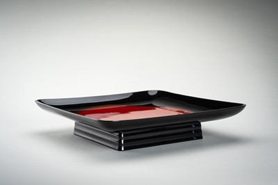Lot 144 - AN ELEGANT ‘SUNRISE’ LACQUER TRAY