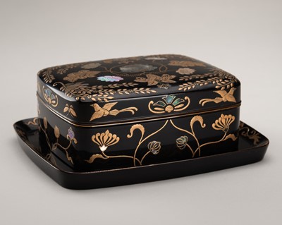 Lot 127 - A LACQUERED AND MOTHER-OF-PEARL-INLAID BOX AND COVER WITH EN SUITE TRAY