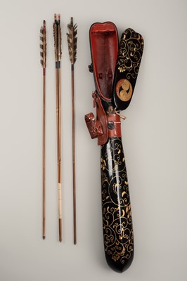 Lot 487 - A YAMATO UTSUBO (QUIVER) WITH SWIRLING COMMA CREST AND YA (ARROWS)