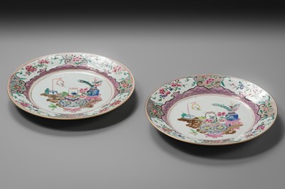 Lot 286 - A PAIR OF FAMILLE ROSE ‘ANTIQUE TREASURES’ DISHES, 18TH CENTURY